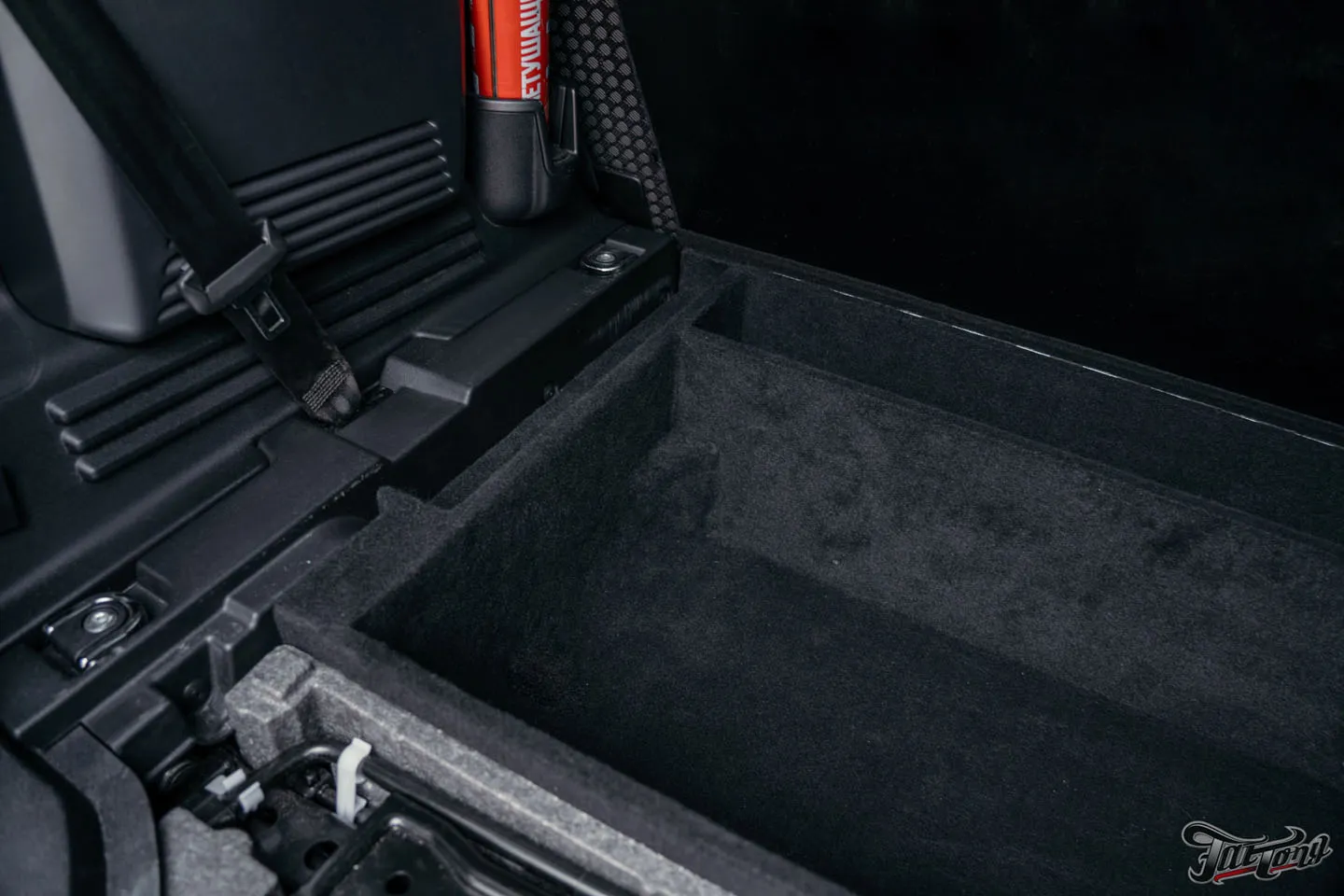 Изготовили ложемент вместо 3 ряда сидений для Land Rover Defender